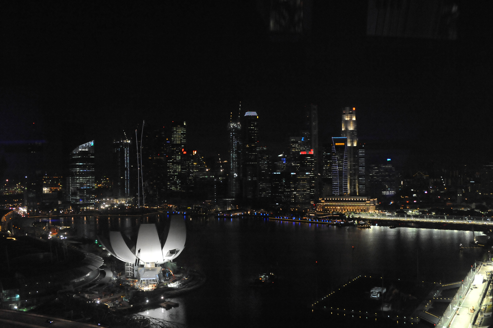 Singapurs Skyline bei Nacht