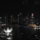 Singapurs Skyline bei Nacht