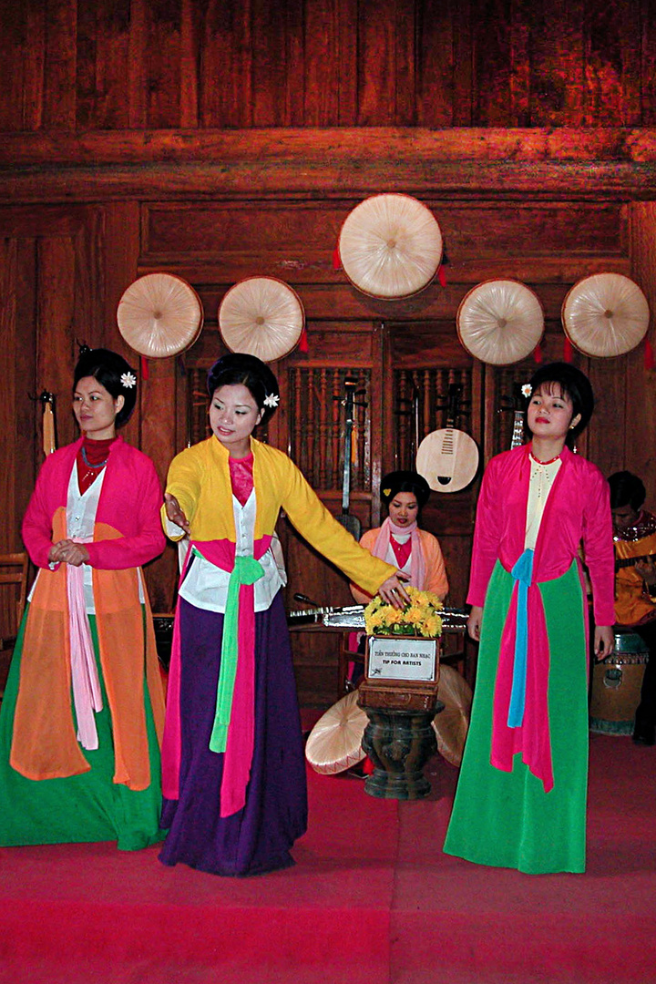 Singers sing to greet us visitors