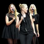 Singing Blondes