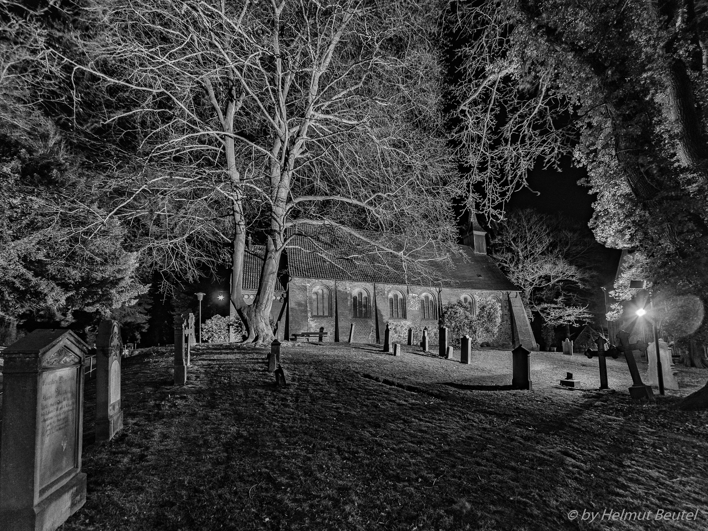 Sinstorfer Kirche mit Friedhof