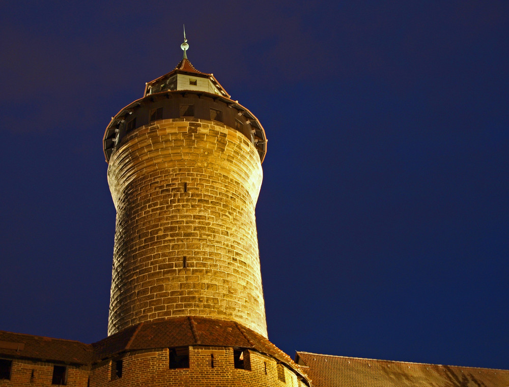 "Sinwellturm" der Kaiserburg Nürnberg bei Nacht...