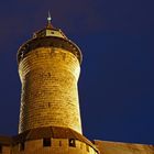 "Sinwellturm" der Kaiserburg Nürnberg bei Nacht...