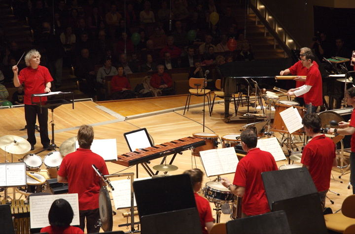 Sir Simon Rattle dirigiert die Schlagzeuger und Pauker der Berliner Philharmoniker