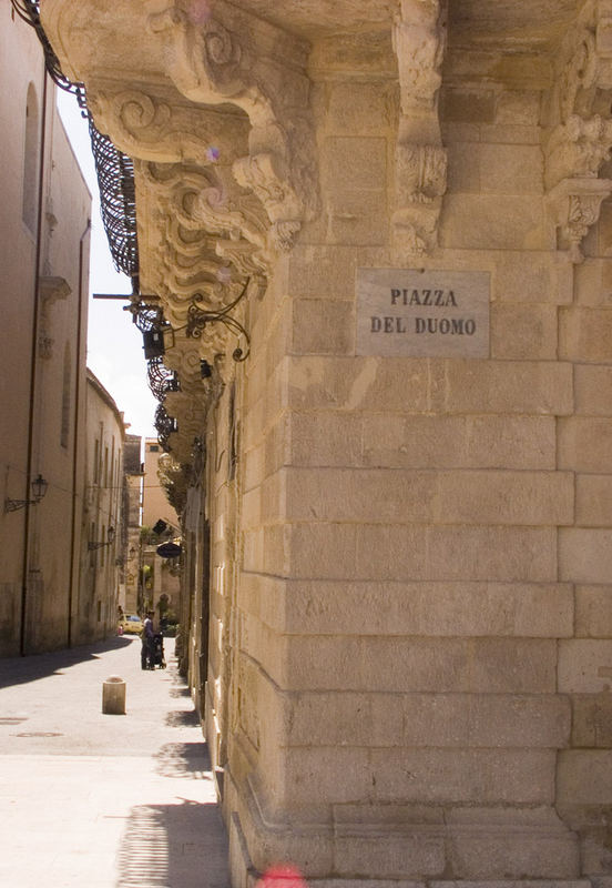 Siracusa- Piazza Duomo ... scorcio