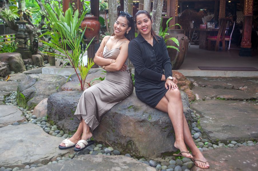 Sisters Gek Adii and Gek Suzan
