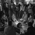 Sit in mit Friedenslichtern