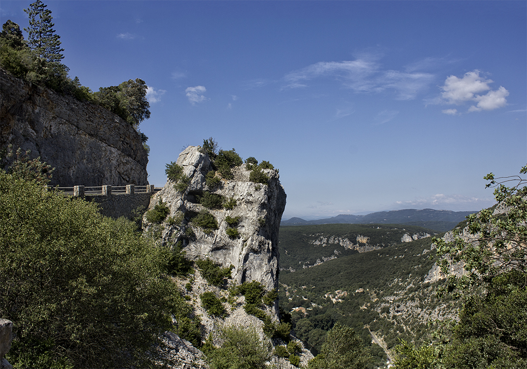 Site du pont d'Arc en Ardèche : le Bloc rocheux surplombant le pont. L'Ardèche coule au fond