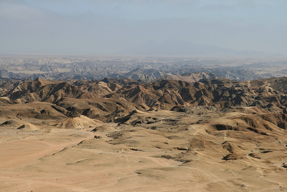 " Site montagneux du Namib."