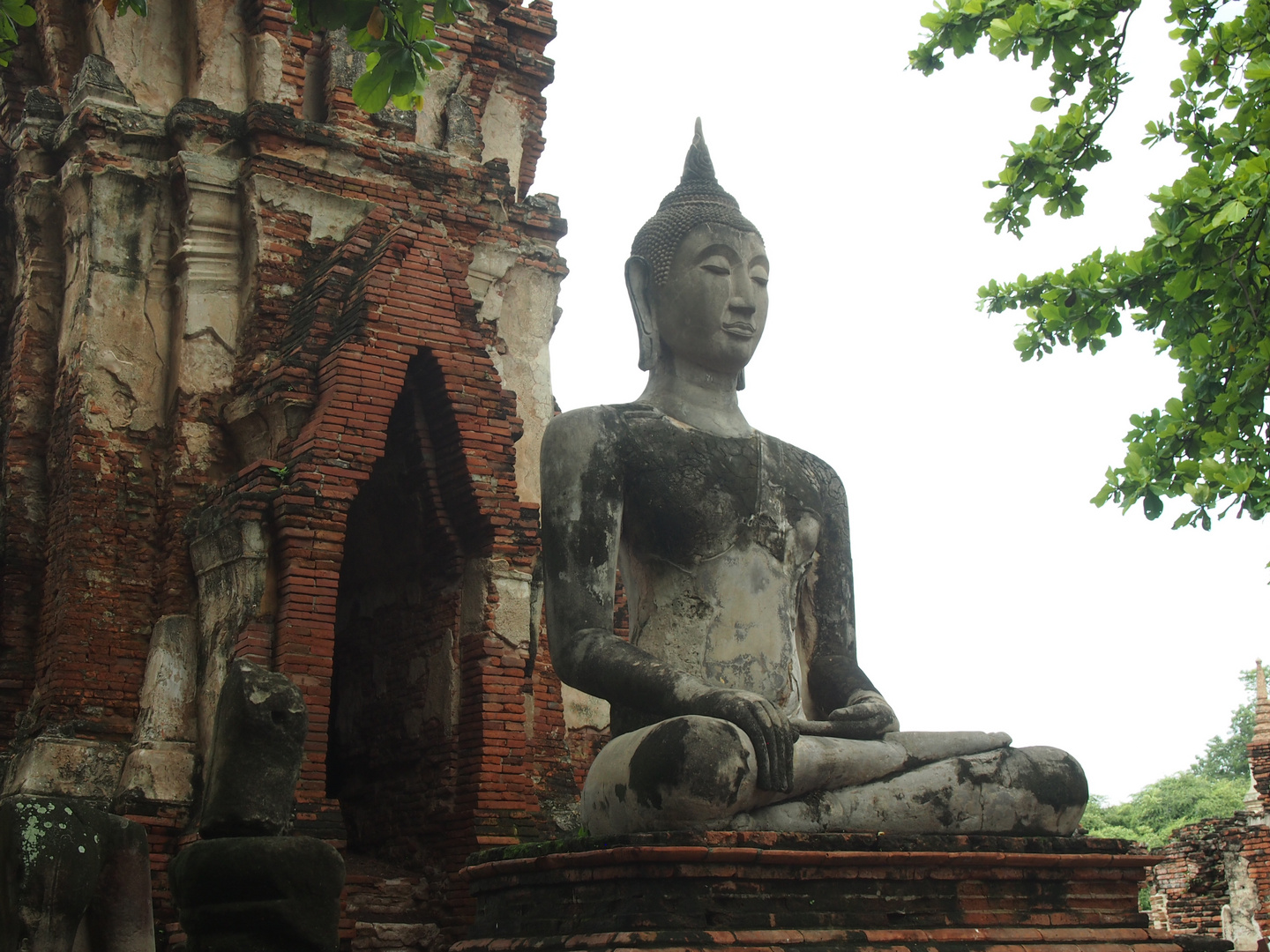 sitting buddha in sukothai