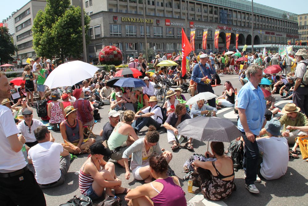 Sitzdemo Ü 10000  K21 in Stuttgart 10.7.10 +TEXT