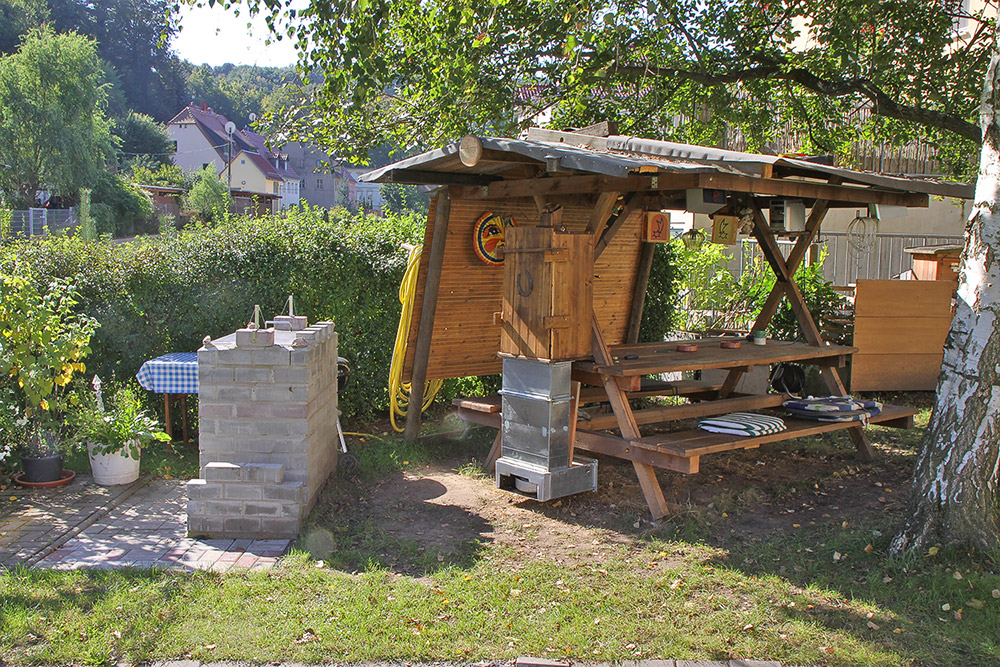 Sitzecke im Garten des neuen Mietshauses