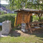 Sitzecke im Garten des neuen Mietshauses