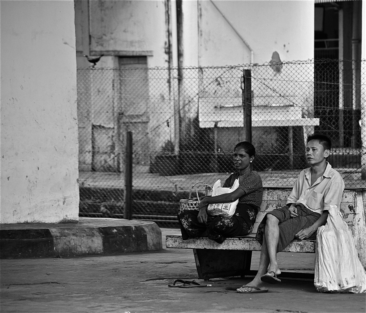 sitzen und warten, bahnhof yangon, burma 2011