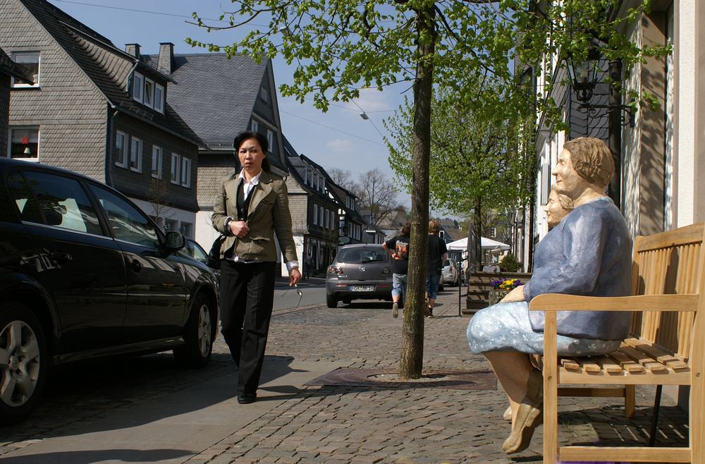 Sitzende Frauen # 2 Untertitel: Die sitzen ja immer noch hier !