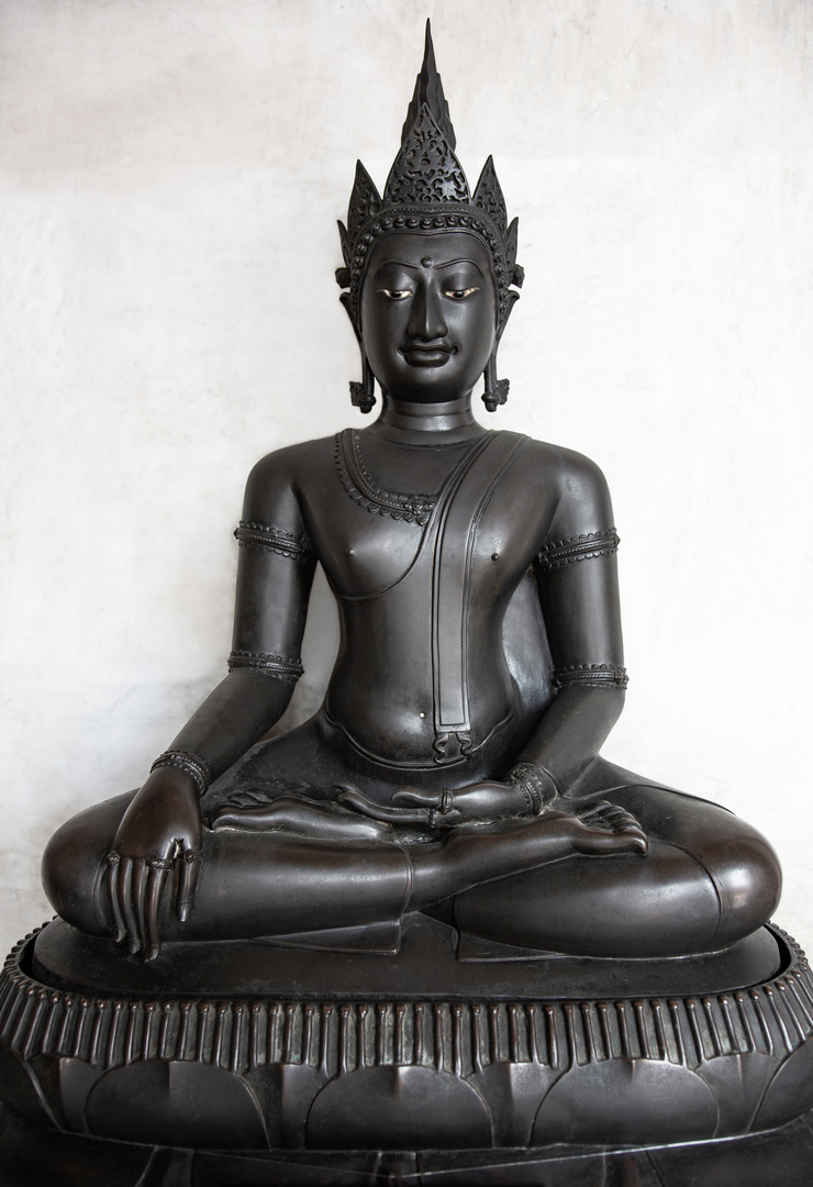 Sitzender Buddha mit königlichen Attributen