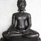 Sitzender Buddha mit königlichen Attributen