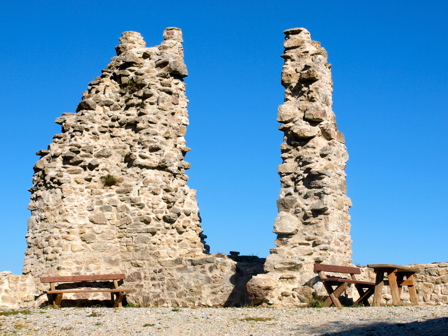 Sitzgelegenheiten auf Ruine Waxenberg