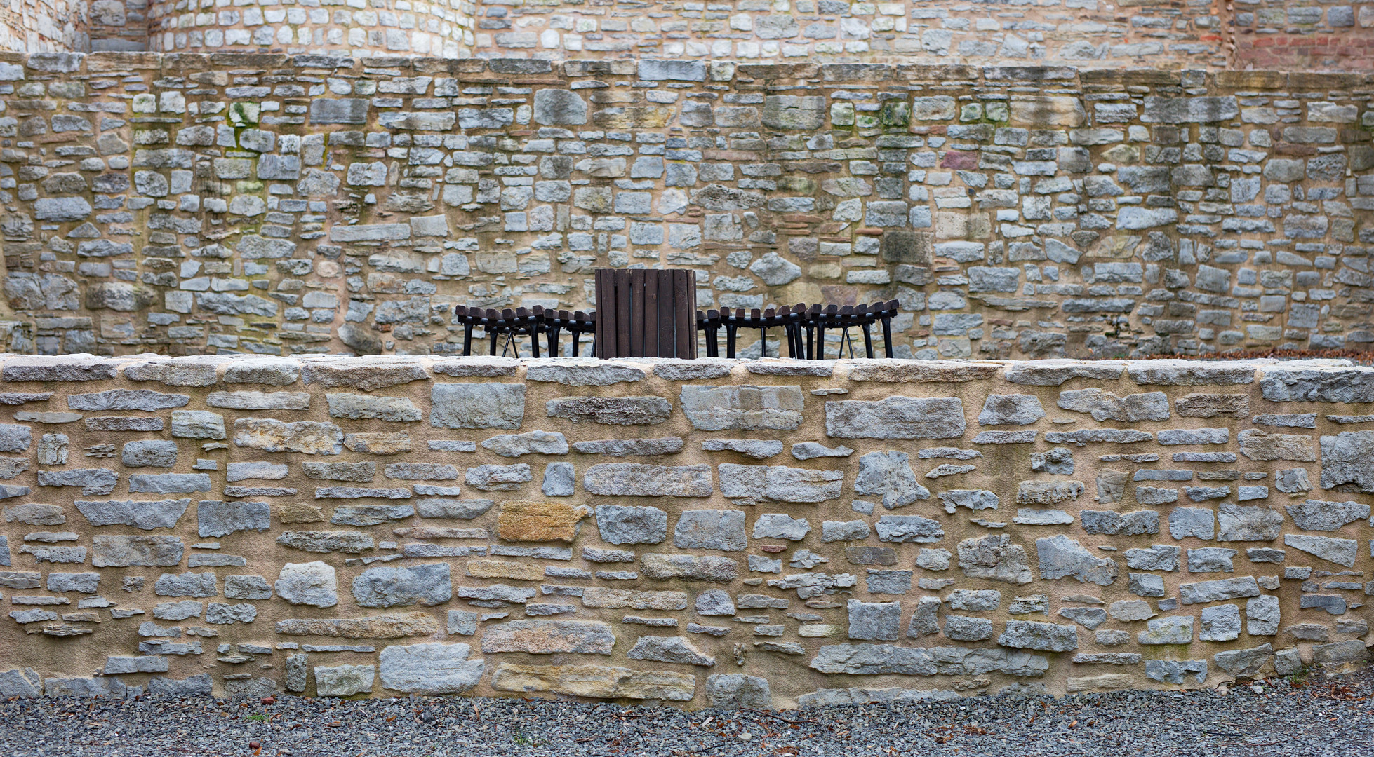 Sitzgruppe in alten Mauern - Schloß Mansfeld