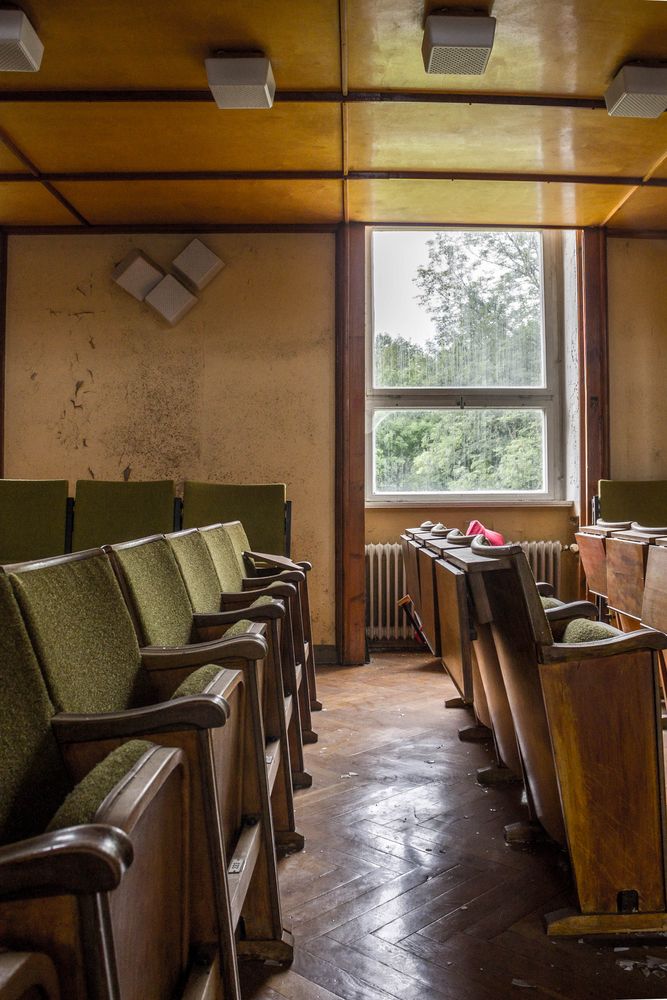 Sitzreihe in der ehemaligen Aula