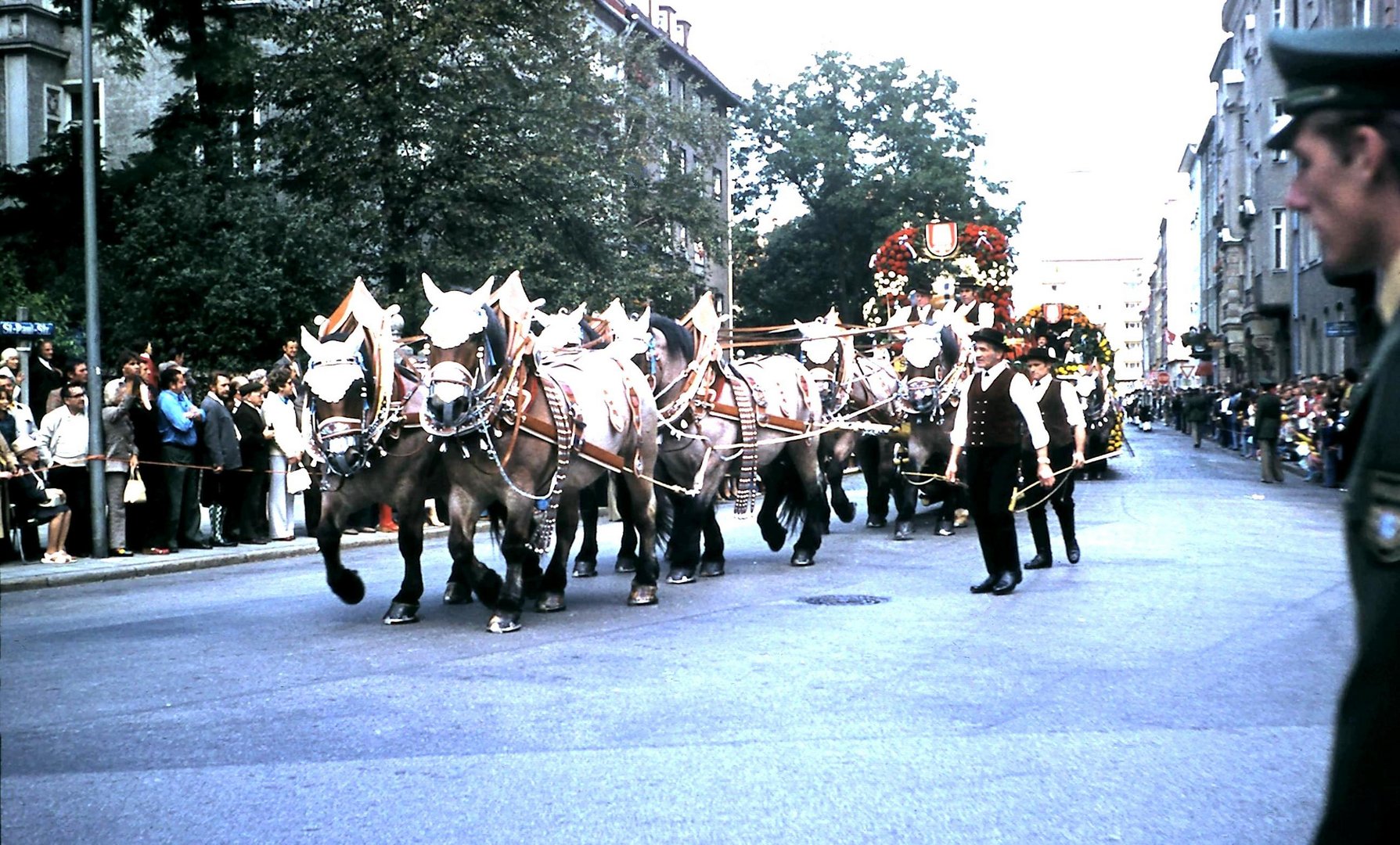 "-Six forts chevaux tiraient un coche..."