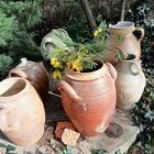 Six pots en grès dans un coin du jardin - Exercice n° 5 : le chiffre 6