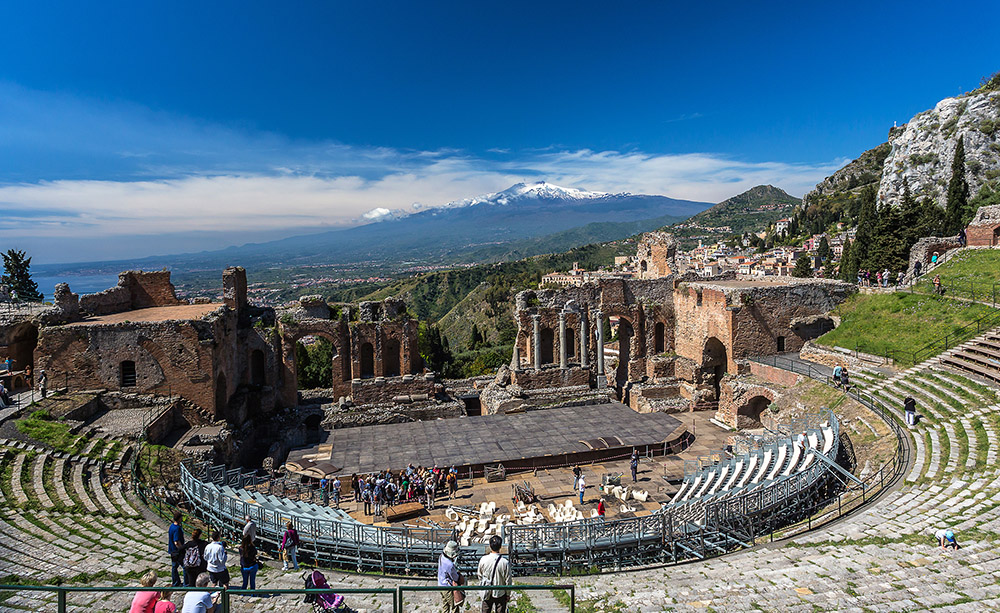 Sizilien 2014 Teatro Greco in Taormina mit Ätna im Hintergrund