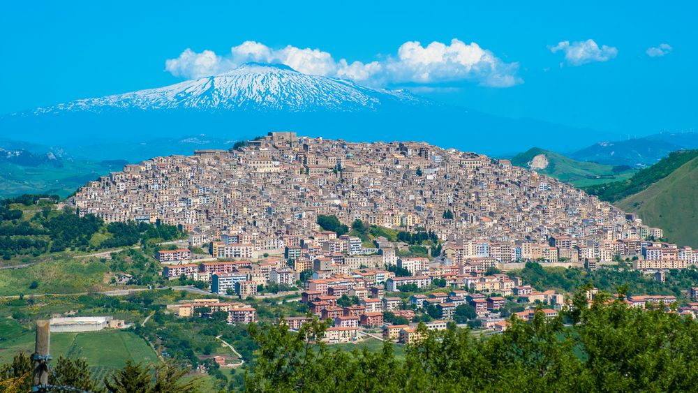 Sizilien: Die Stadt Gangi mit dem Etna im Hintergrund. Foto & Bild