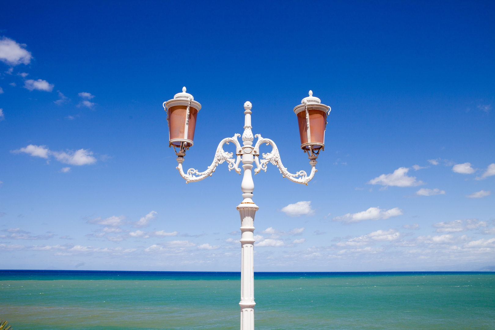 Sizilien - Lampe auf der Hotelterrasse in Cefalu