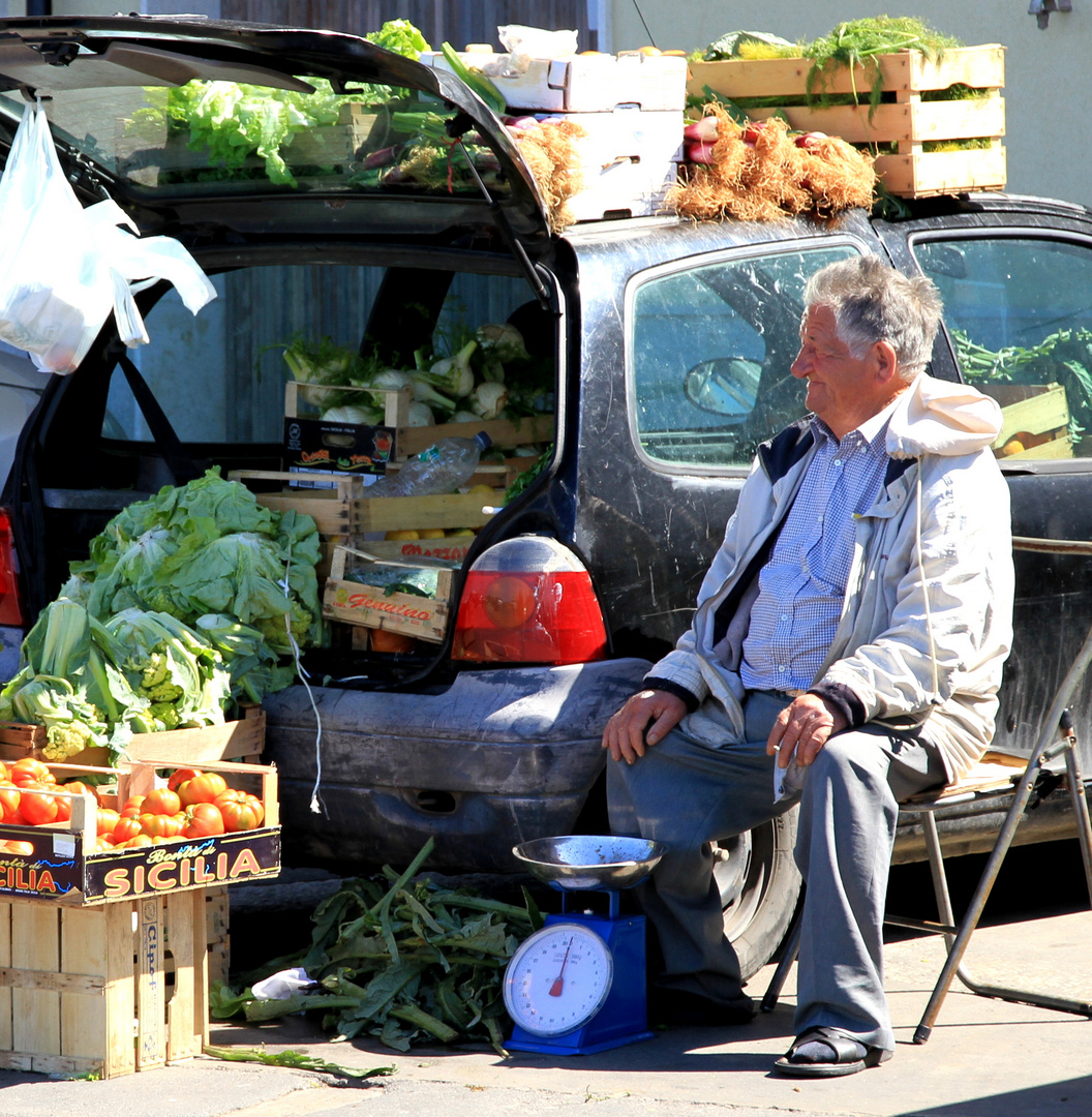 Sizilien, Trapani, Gemüseverkäufer am Hafen