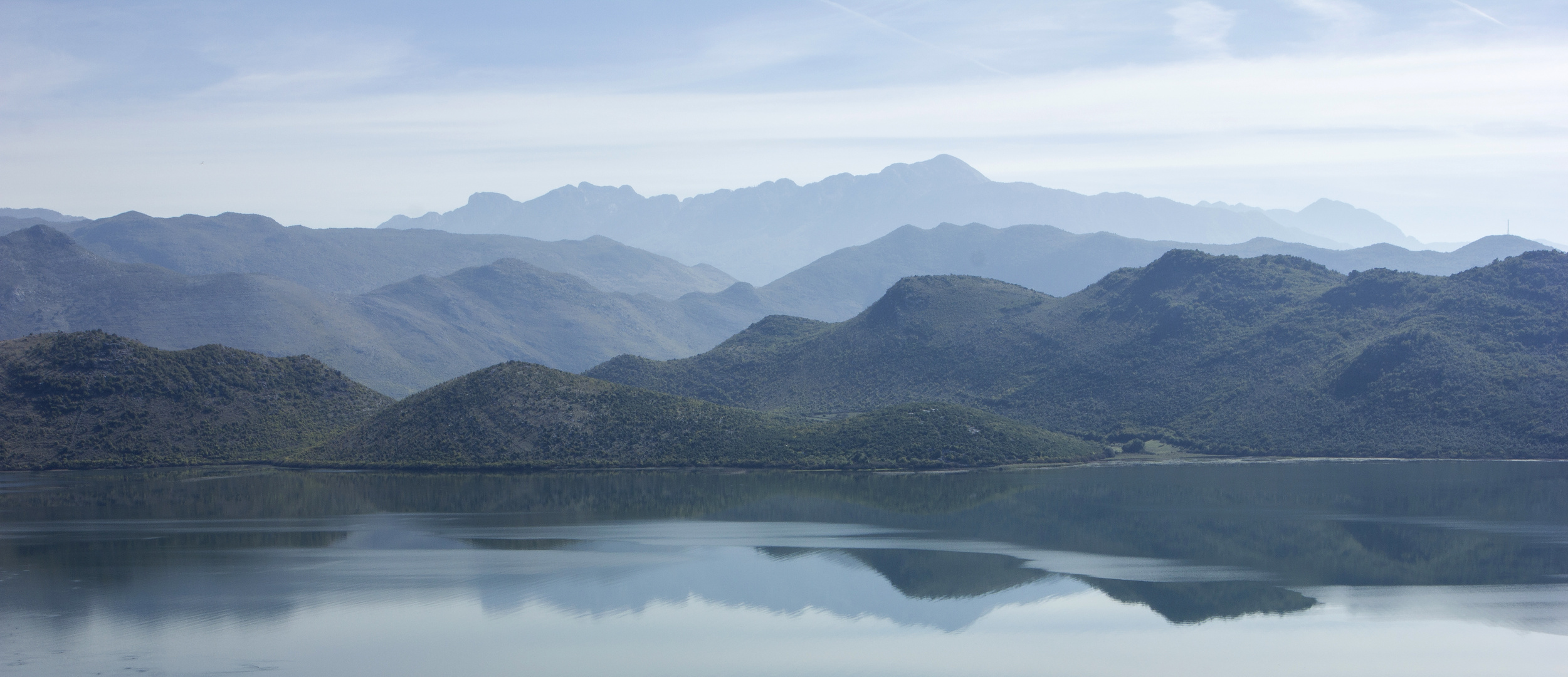 Skadarsko jezero an der albanisch-montenegrinischen Grenze