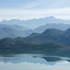 Skadarsko jezero an der albanisch-montenegrinischen Grenze