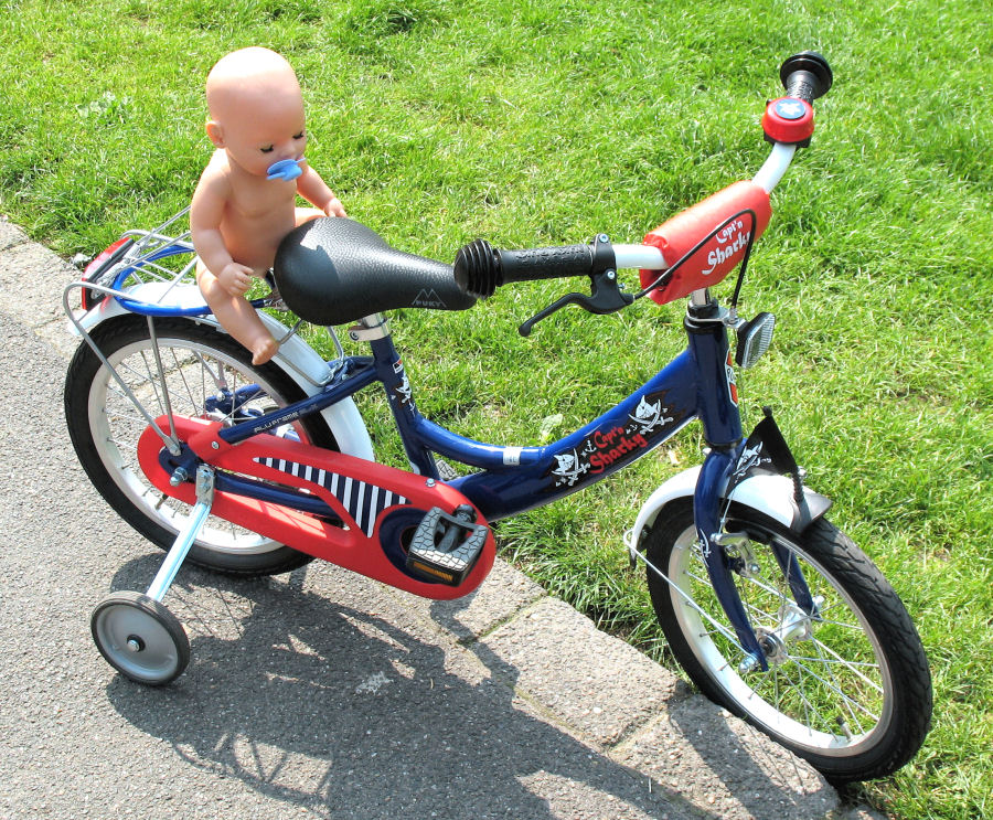 Skandal: nacktes Baby allein auf dem Rad zurückgelassen !!!