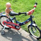 Skandal: nacktes Baby allein auf dem Rad zurückgelassen !!!