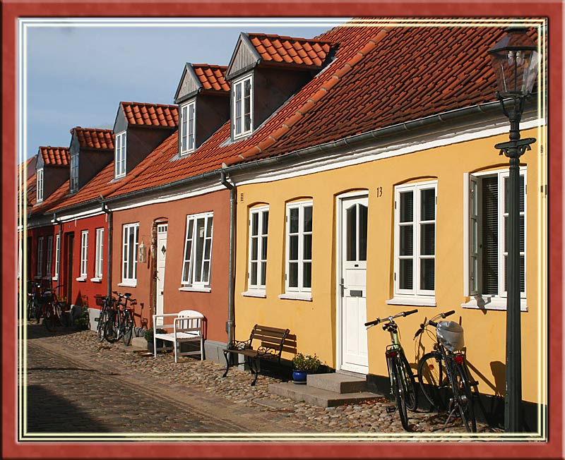 Skandinavische Straßenidylle in Herbstfarben