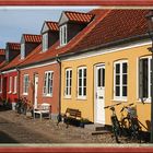 Skandinavische Straßenidylle in Herbstfarben