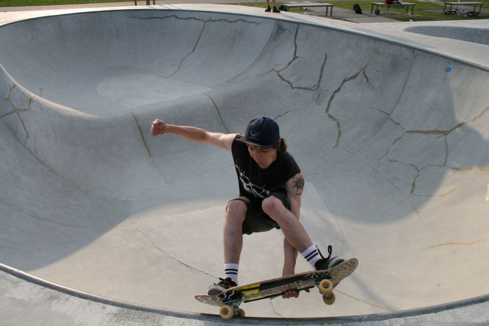 SKATE - Nose-Grind BS-Grab im Kidney-Pool