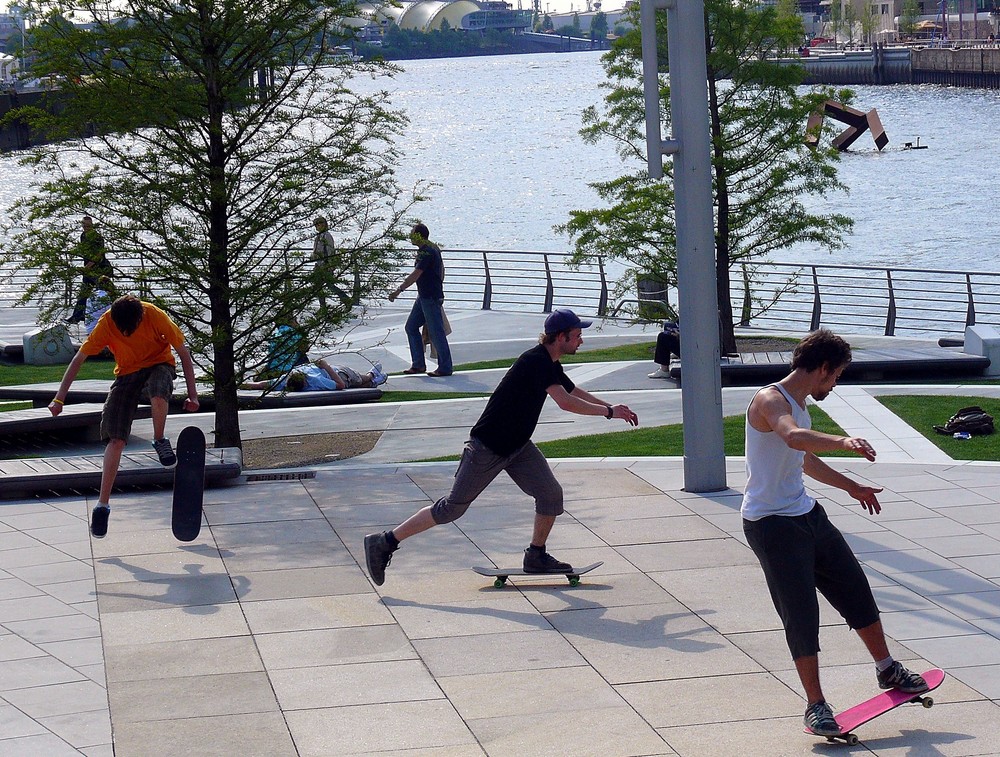 Skater in der Hafencity in Hamburg