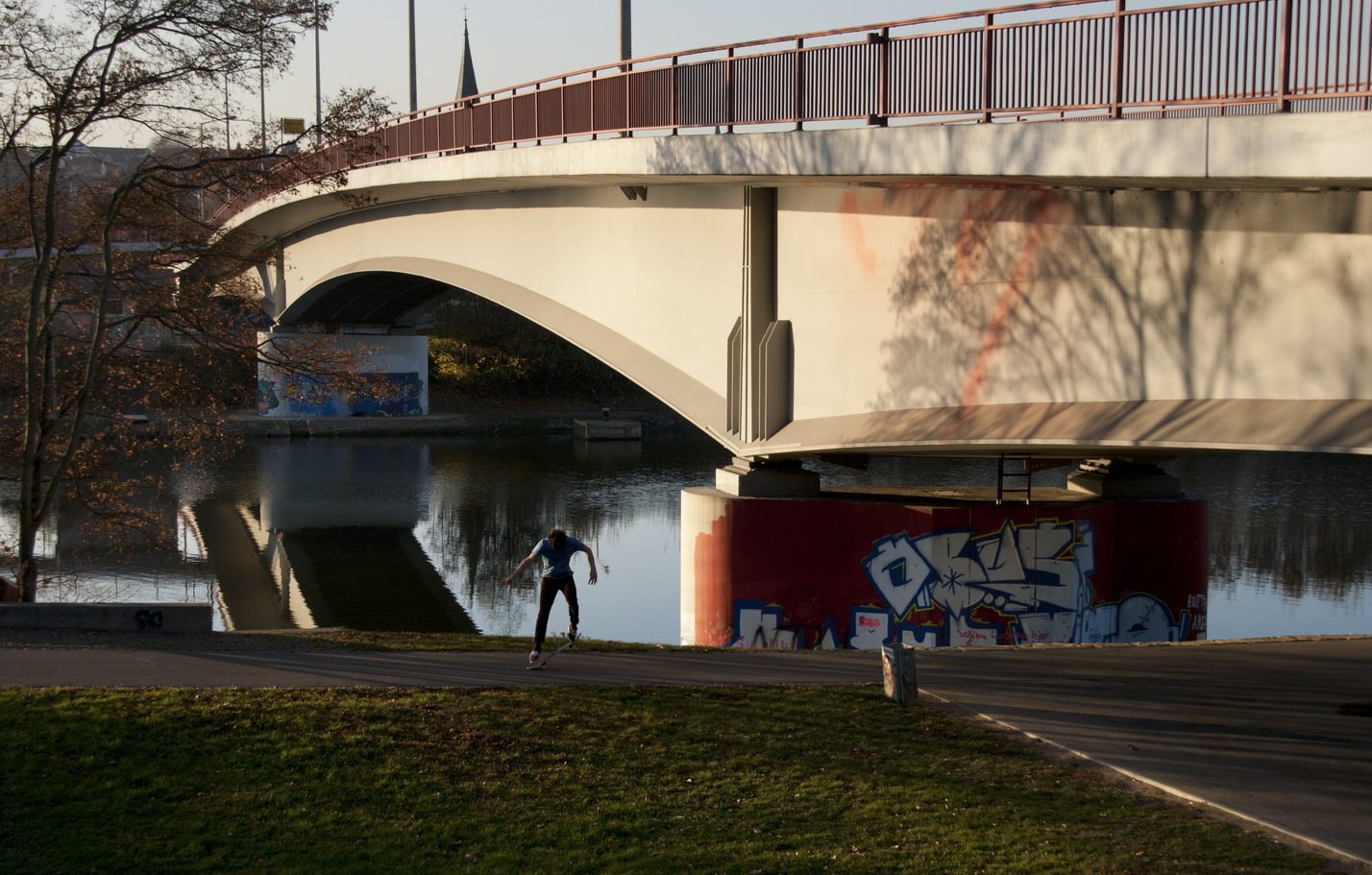 Skater on Board im Abendlicht