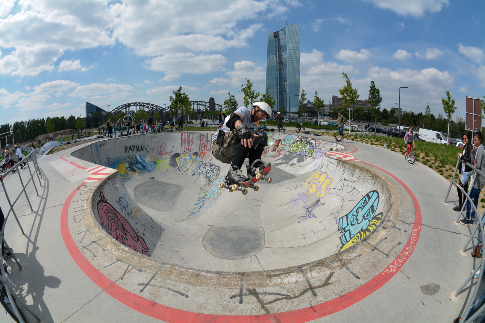 Skaterpark im Hafenpark vor der EZB in Frankfurt (Ostend)