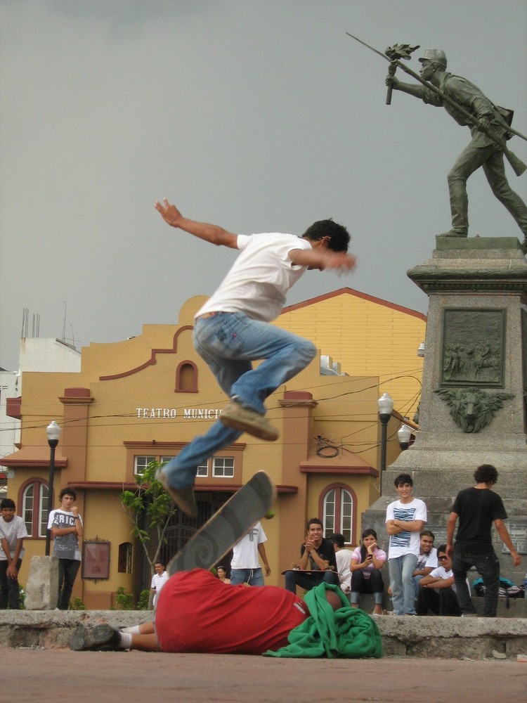 Skaters en Parque Juan Santamaría Alajuela olliedrink