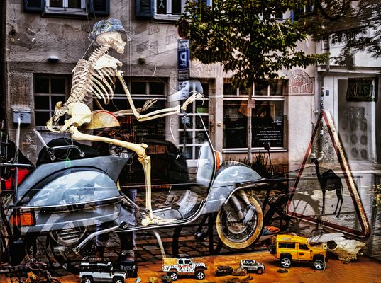 Skelett fährt mit