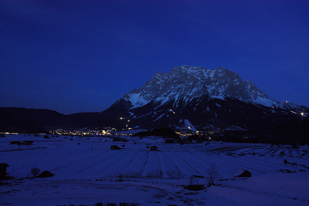 Ski WM 2011 - die ander seite / Zugspitze bei Nacht - mit Ehrwald