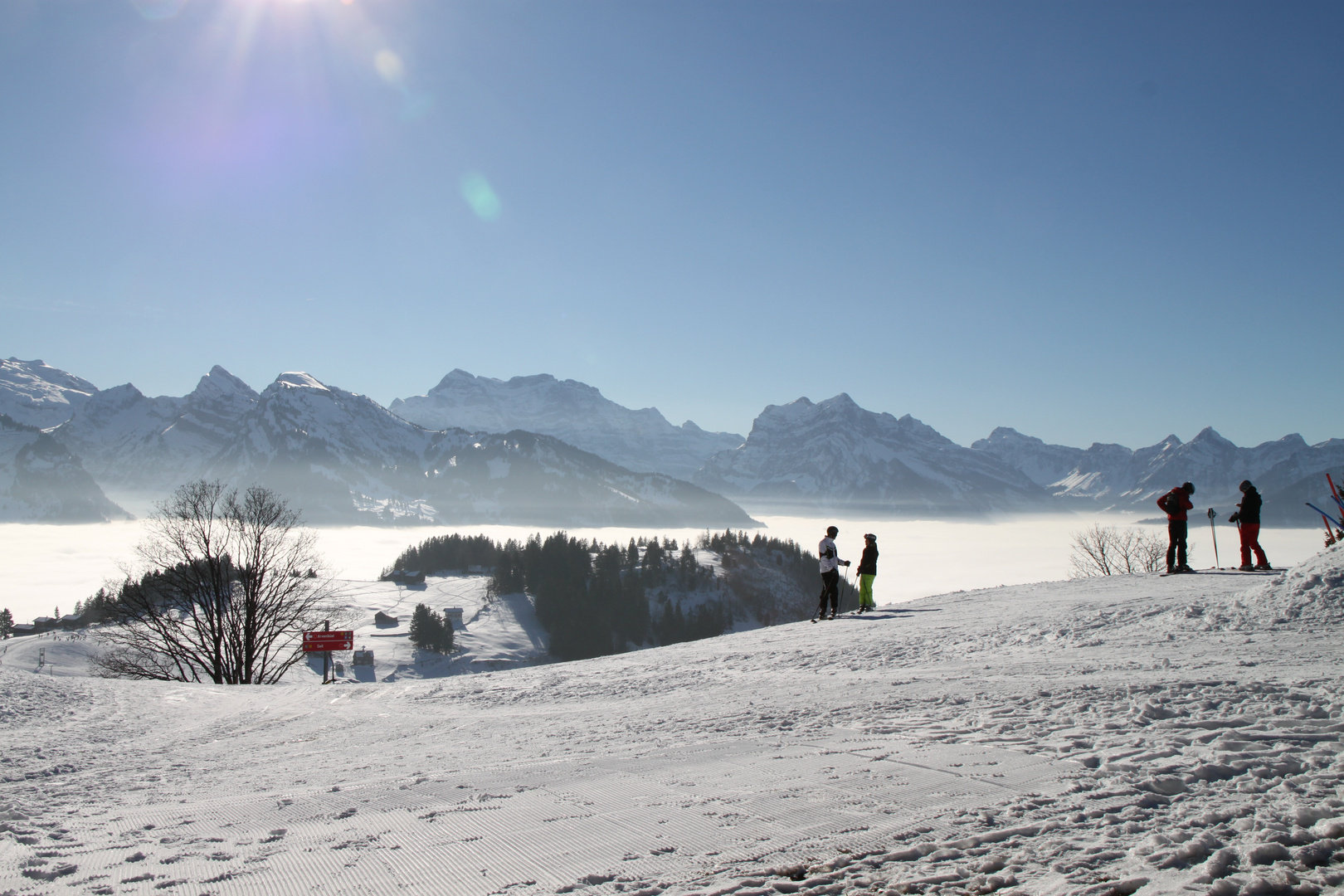 Skifahren über dem Nebelmeer