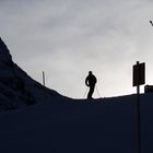 Skifahrer am Abend auf dem Gipfel