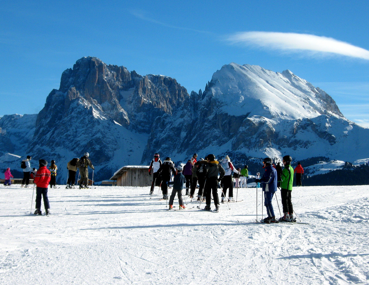 Skifahrer in Südtirol am Langkofel und Plattkofel