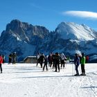 Skifahrer in Südtirol am Langkofel und Plattkofel