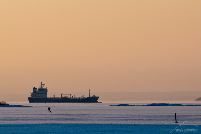 Skifahrer und Schiff auf dem Vänern