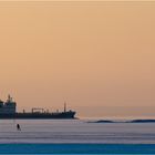 Skifahrer und Schiff auf dem Vänern