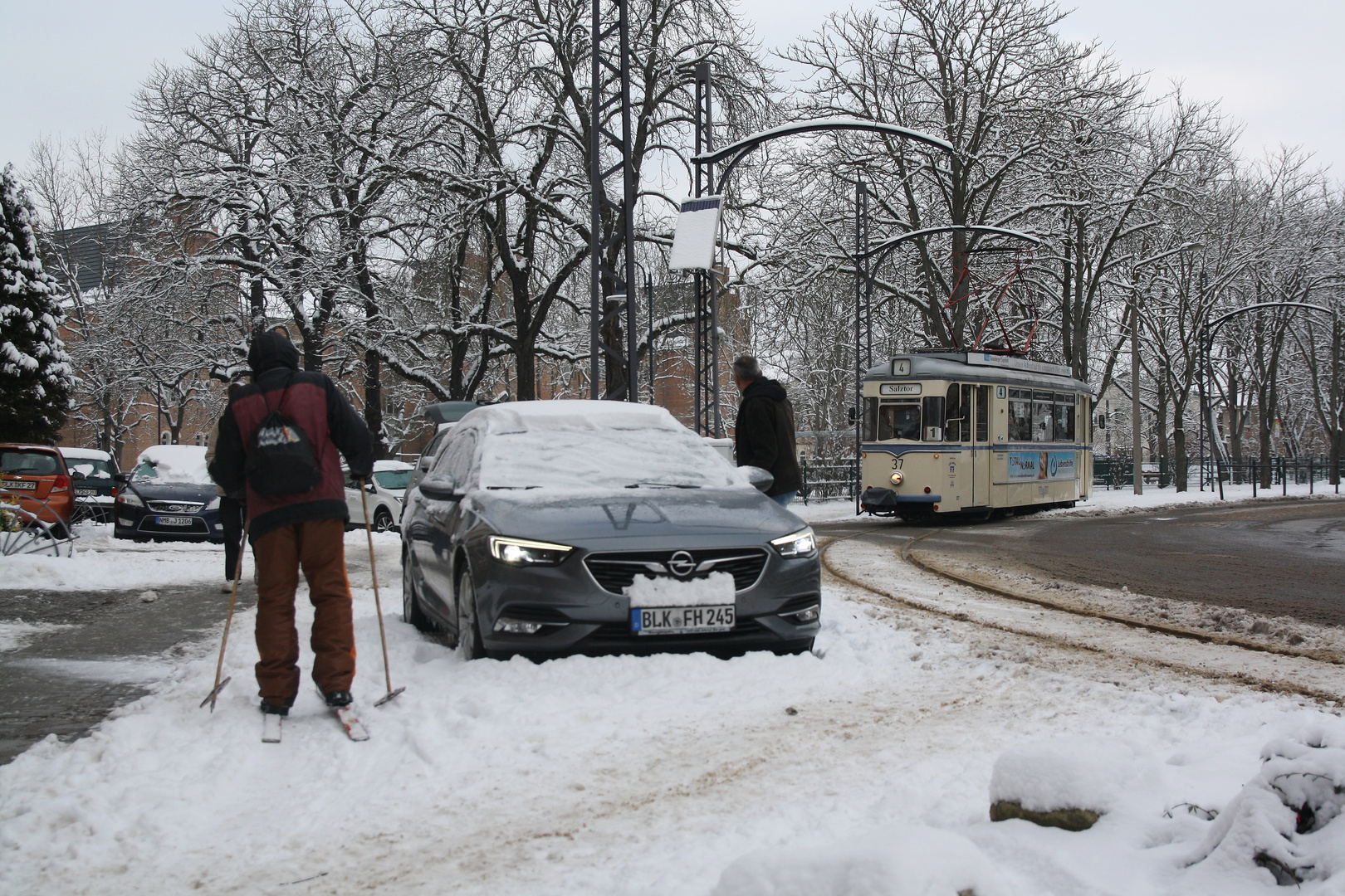 Skifahrer und Straßenbahn .